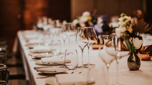 5 Gorgeous Table Settings to Host a Breezy Summer Dinner Party BBCrafts.com